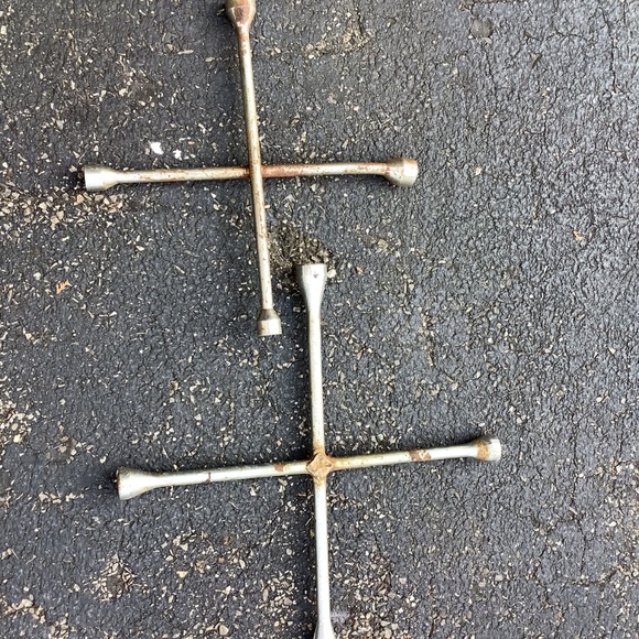 2 Automotive tools tire irons lug wrenches pair - Picture 3 of 3